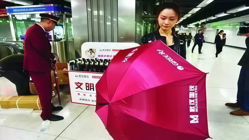 武汉地铁集团车站便民服务广告帐篷与文创广告伞定制案例 项目图片1