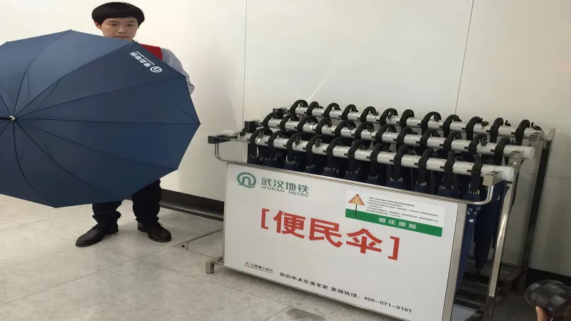 武汉地铁集团车站便民服务广告帐篷与文创广告伞定制案例 项目图片2