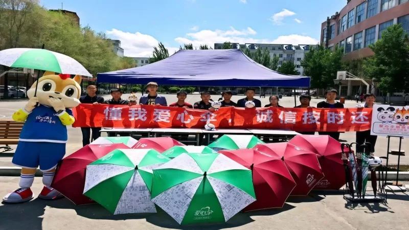 《暴雨中的守护：我们为武汉某社区定制的便民爱心伞站》