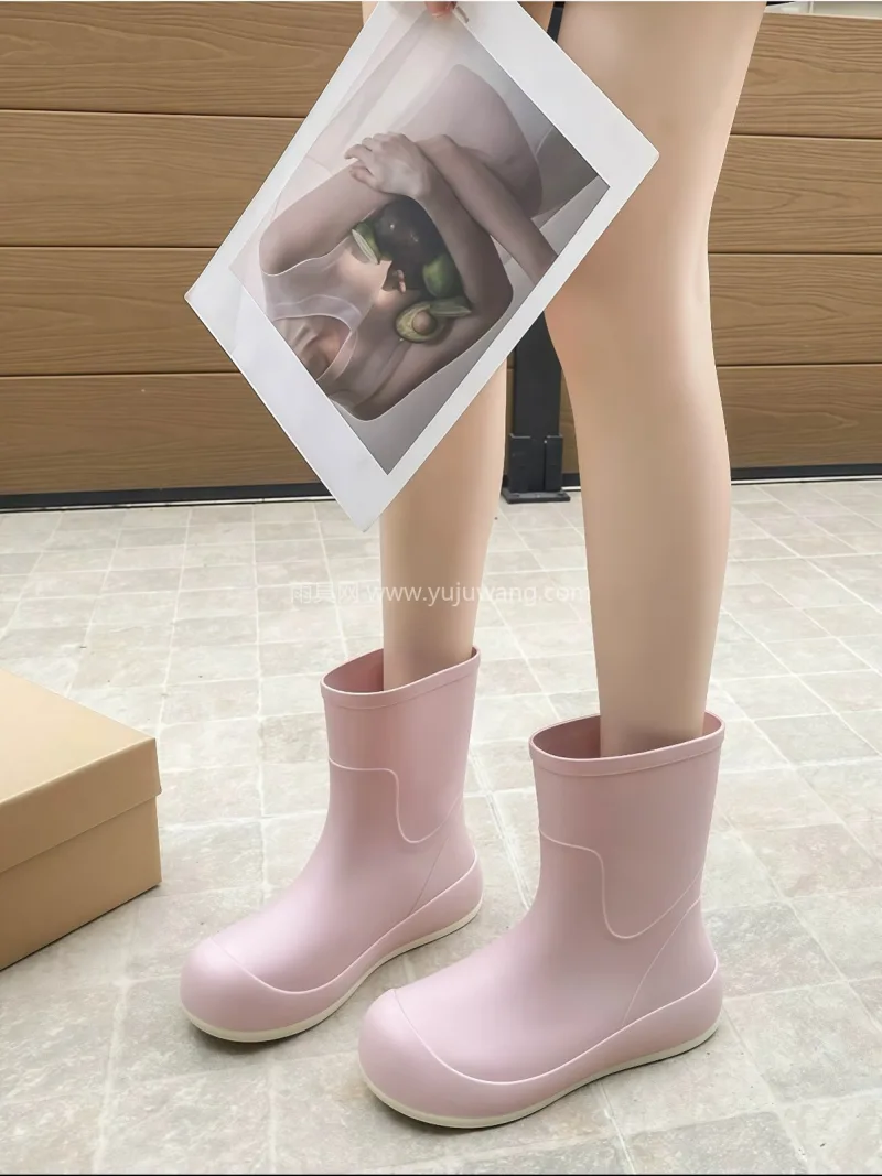 PVC材质 · 凹凸条纹防滑 · 一体成 武汉大型雨具源头供应链供货女士水鞋，专为 - 详情图