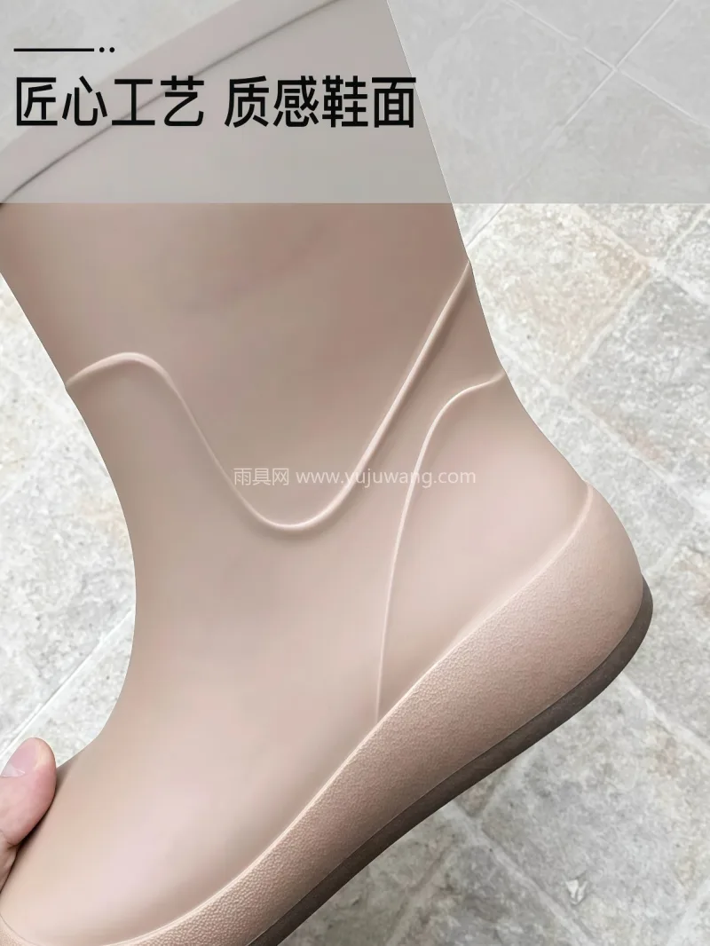 PVC材质 · 凹凸条纹防滑 · 一体成 武汉大型雨具源头供应链供货女士水鞋，专为 - 详情图