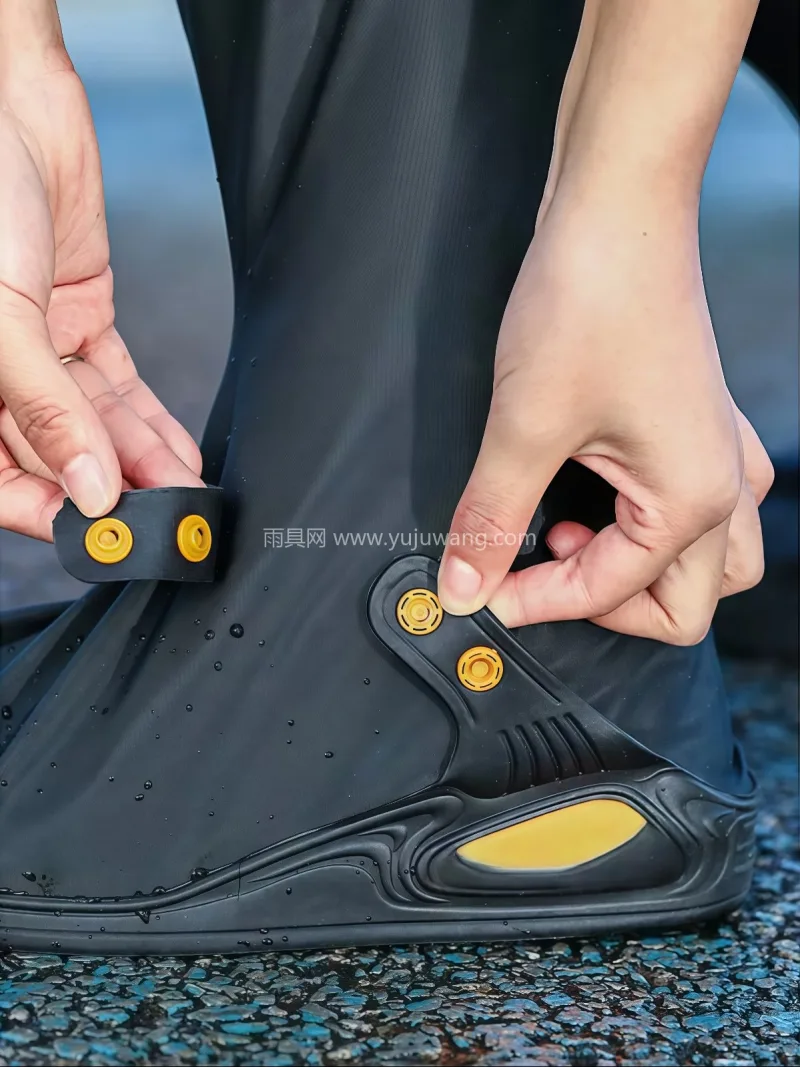 黑胶内里 · 安全反光设计 · PVC材 武汉大型雨具供应链供货高筒雨鞋套，专为雨 - 详情图