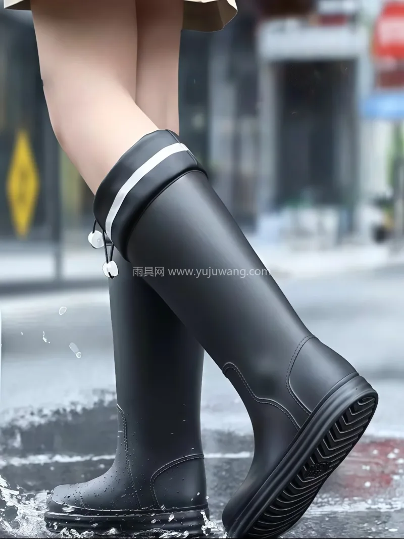 PVC材质 · 橡胶鞋底 · 一体成型 本款女款防水防滑雨鞋，为武汉大型专业雨具 - 详情图