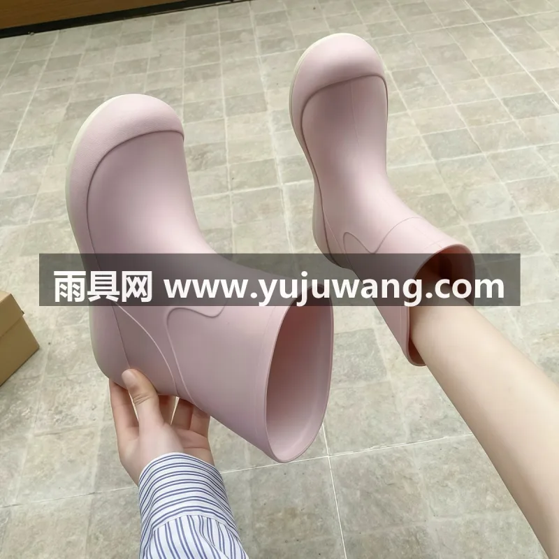 PVC材质 · 凹凸条纹防滑 · 一体成型 武汉大型雨具源头供应链供货女士水鞋，专为成人日常通