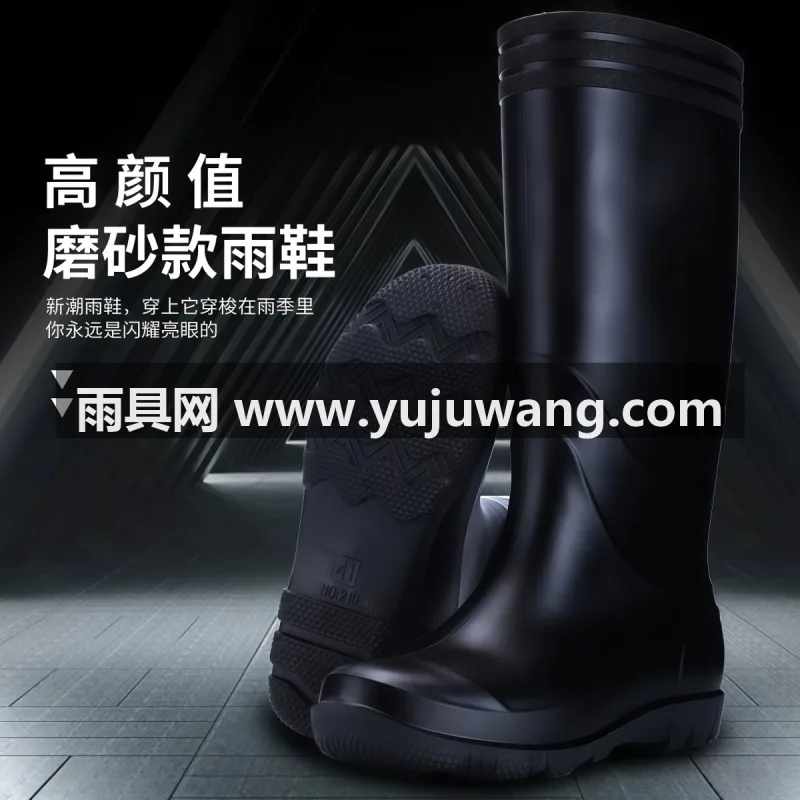 PVC材质 · 可拆卸棉套 · 一体成型 武汉大型雨具源头供应链供货男士磨砂黑雨鞋，专为工地