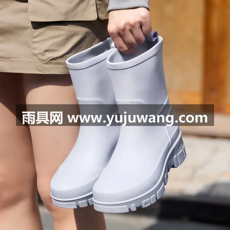 PVC材质 · 一体成型 · 防滑纹路 武汉大型雨具供应链供货女士户外雨靴，中筒长靴版型兼