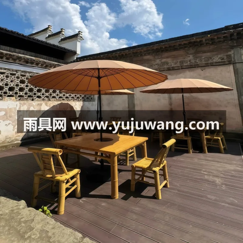 伞面280g加厚涤纶牛津布 · 加厚冷轧钢管/镀锌钢伞骨 · 防水防晒涂层 武汉雨具供应链服务商生产户外玻纤中柱遮阳伞，适用于