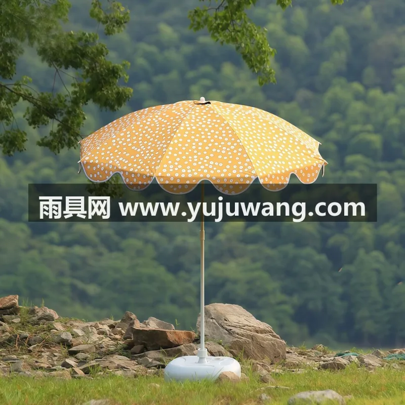 外层聚酯纤维/碰击布面料 · 内层黑胶防晒涂层 · 铝合金材质伞杆 武汉雨具制造供应链供货户外太阳伞，主打波点斯特兰顿