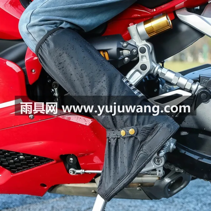 黑胶内里 · 安全反光设计 · PVC材质 武汉大型雨具供应链供货高筒雨鞋套，专为雨天出行打造