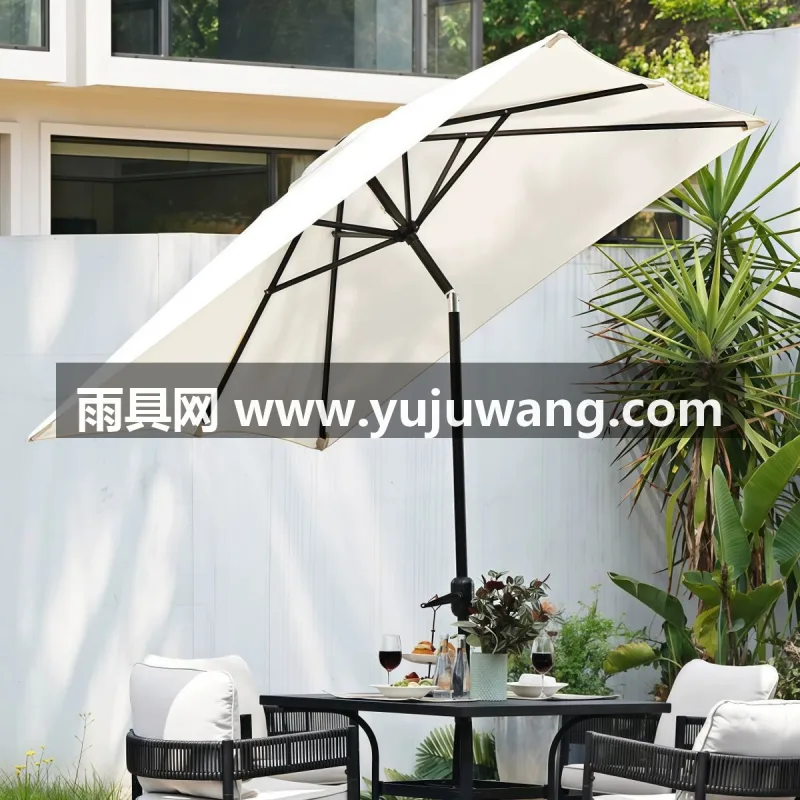 伞面210D/420D高密度涤纶牛津布 · 加粗镀锌钢伞骨 · 加厚铁制伸缩伞杆 这款户外中柱直立遮阳伞选用涤纶牛津布制作，带有防晒