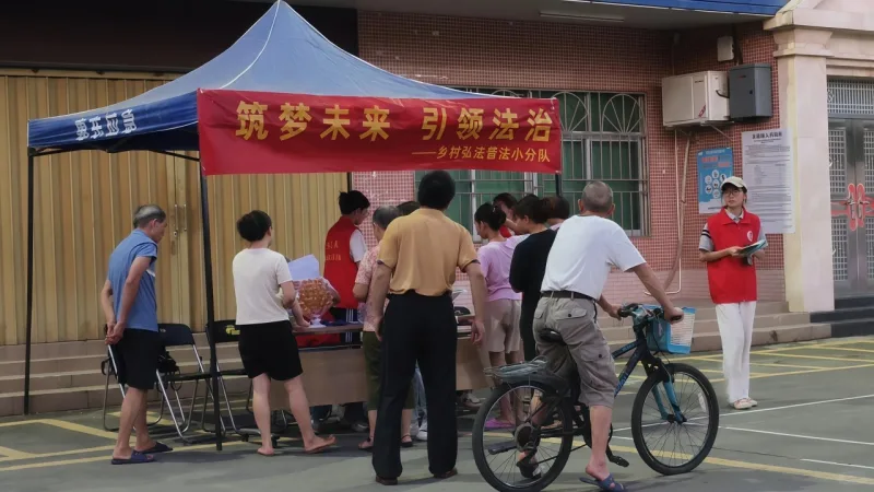普法宣传进乡村 定制法治主题广告伞打通基层普法最后一公里