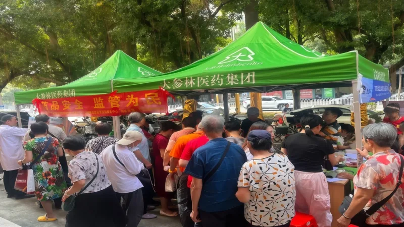 民营医疗服务升级 武汉广告伞广告帐篷定制优化户外就诊等候体验