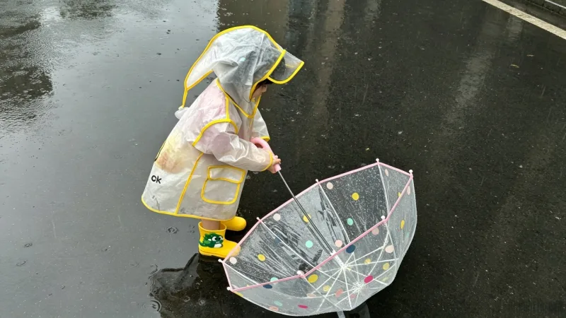 母婴门店雨具品类升级 亲子款定制雨具成夏日引流爆款