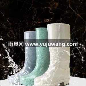 PVC塑料 · 加厚鞋底 · 反光设计 这款女士夹棉保暖雨靴，分为短筒、中筒两种 图2