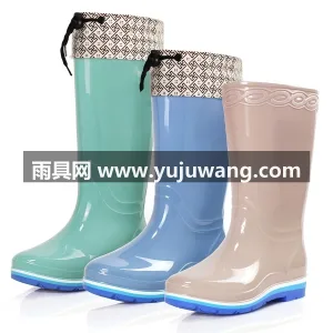 PVC塑料 · 加厚鞋底 · 反光设计 这款女士夹棉保暖雨靴，分为短筒、中筒两种 图3