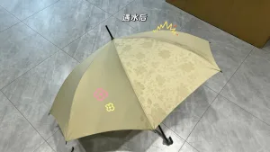 可变色雨伞惊艳亮相 遇水显现图案成 2026 夏季网红爆款
