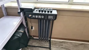 写字楼大堂智能共享伞柜成标配 解决上班族忘带伞难题