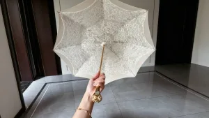 洛丽塔专属蕾丝伞成爆款：单把售价超千元 雨具行业迎来美学消费新风口