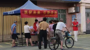 普法宣传进乡村 定制法治主题广告伞打通基层普法最后一公里