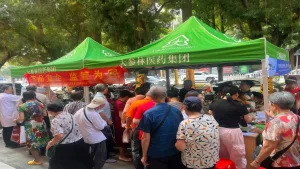民营医疗服务升级 武汉广告伞广告帐篷定制优化户外就诊等候体验