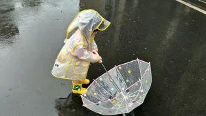 母婴门店雨具品类升级 亲子款定制雨具成夏日引流爆款